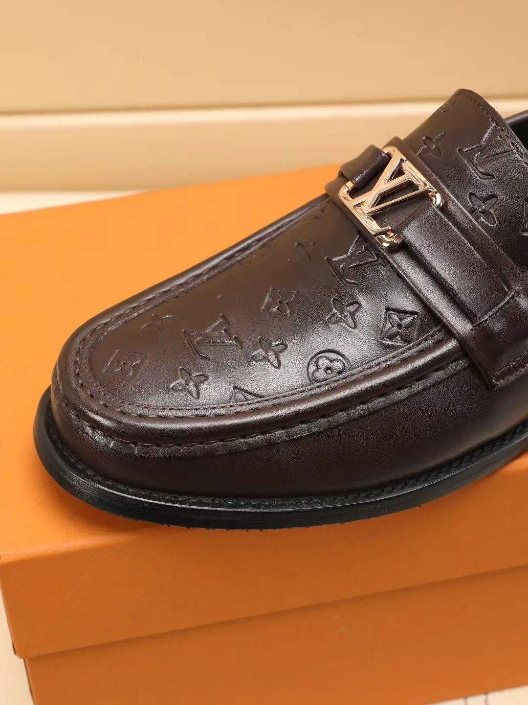 Men's shoes 440 💰 Louis Vuitton LV ® 🆕 model 🔛Full shoe counter, first layer cowhide, 🐂leather lined casual shoes for men, super soft outsole, essential for driving. Synchronized with the counter, original first layer cowhide, completely 1:1 mold customization🌹top version, color optional! Number: 39-44 (customized at 38.45.46)